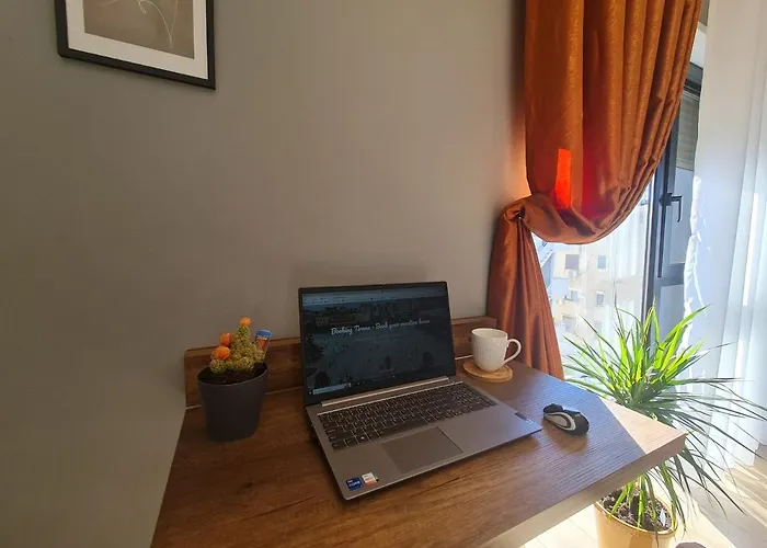 Sunny - Blloku Tirana, Near טיראנה