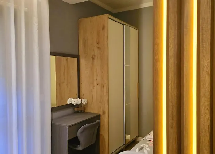 Sunny - Blloku Tirana, Near טיראנה