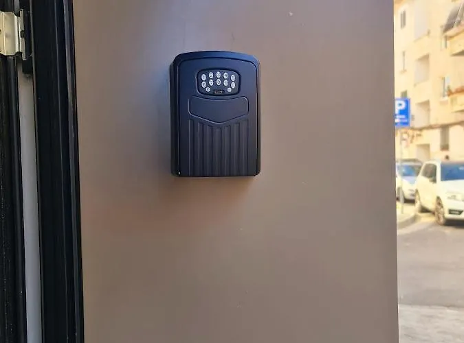 Sunny - Blloku Tirana, Near ティラナ